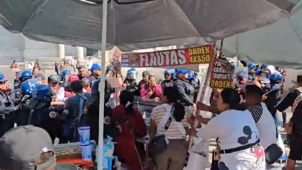 Elementos dle Gobierno de la CDMX buscaban retirar los puestos ambulantes/X: @ObturadorMX_