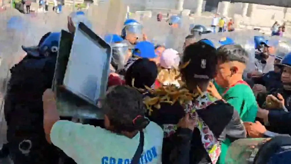 Una mujer golpeó a un policía en la cabeza con una charola/X:@ObturadorMX_