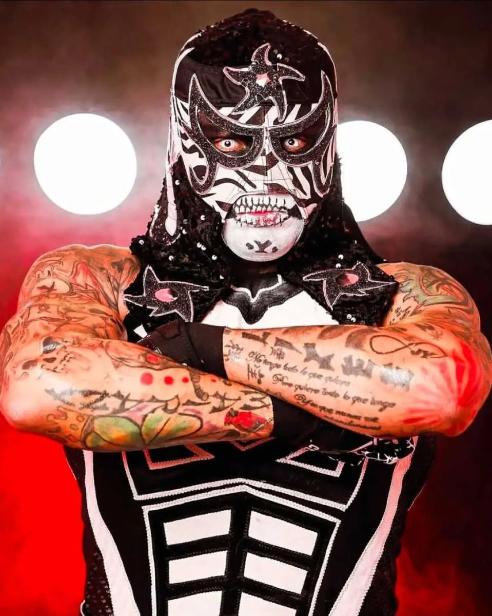 Pentagón Jr en pose de fotografía