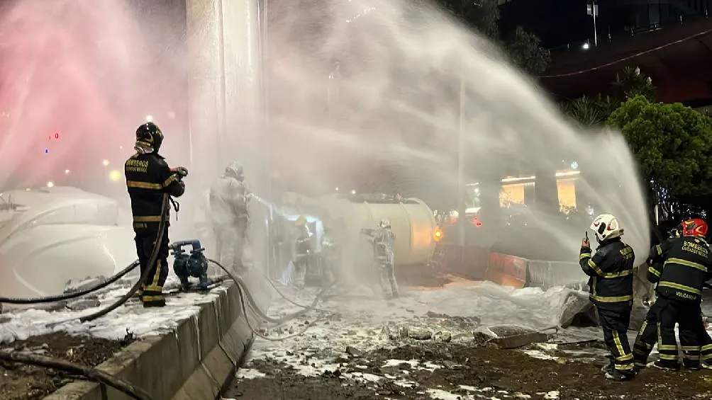 Bomberos y equipos de emergencia lavaron la zona para no dejar residuos de gasolina en el piso/X
