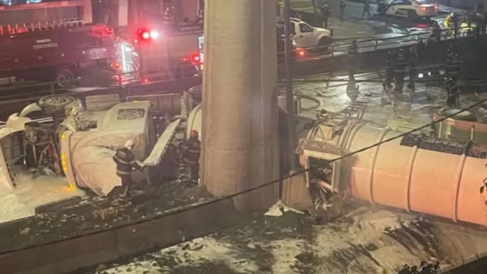 La pipa de Pemex contenía más de 30 mil litros de combustible/X