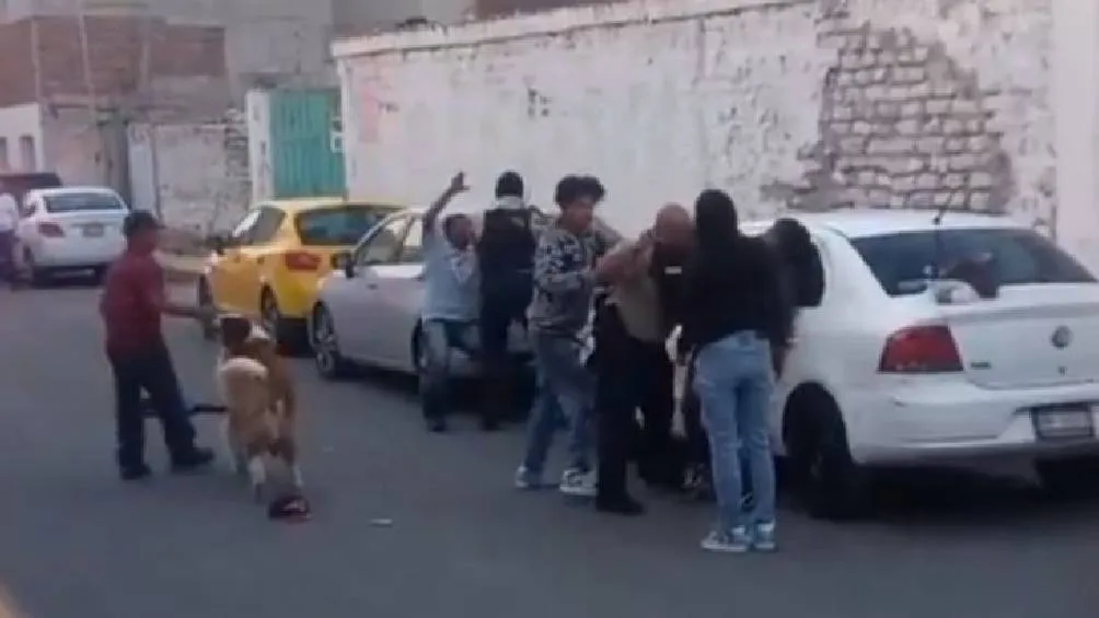 A través de redes sociales, se difundió un video donde un grupo de jóvenes golpea a elementos de seguridad en el Estado de México/Redes Sociales