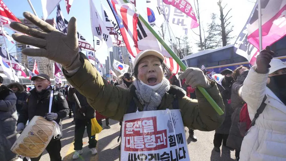 Las personas salieron a las calles a protestar contra el gobierno/AP
