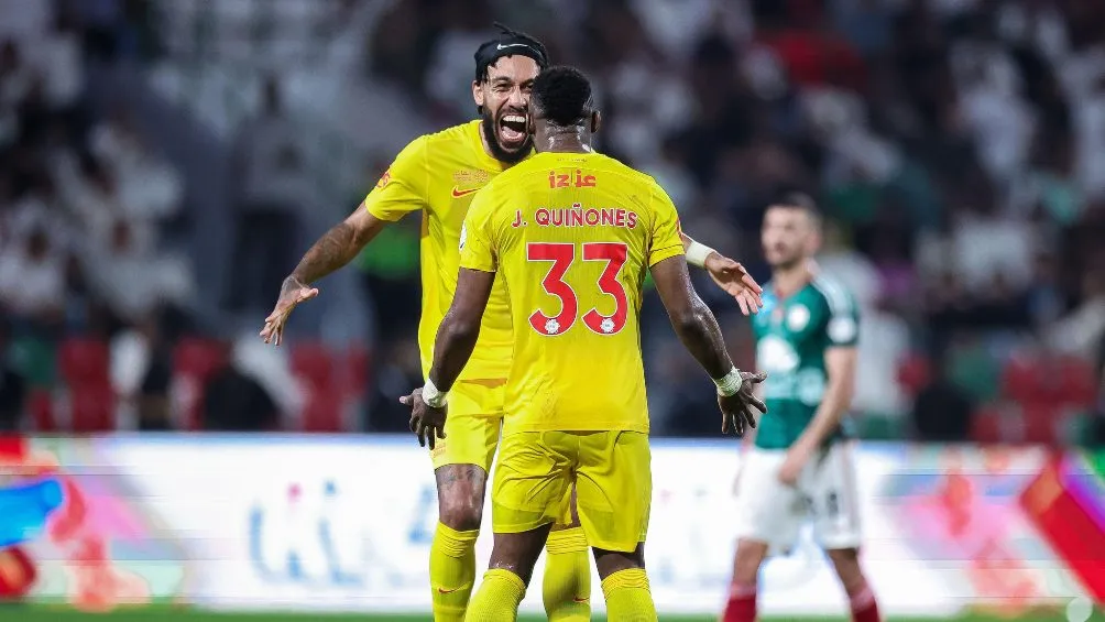 Quiñones festeja una anotación con Pierre Aubameyang