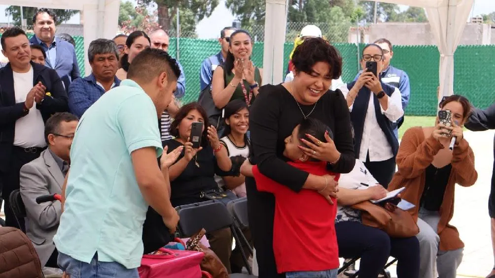 La celebración por el Día de las Madres en Tulancingo terminó envuelta en controversia luego de que el Ayuntamiento retiró el premio a la ganadora de una rifa por no ser la madre biológica/Redes Sociales