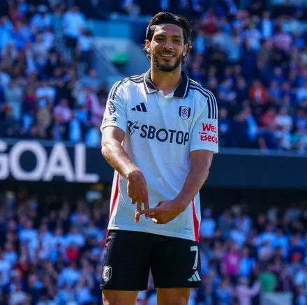 Raúl Jiménez celebra un gol