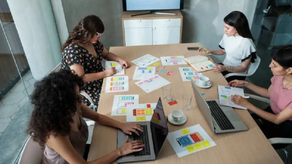 Actualmente por ley, las personas trabajan mínimo 48 horas a la semana/Pixabay