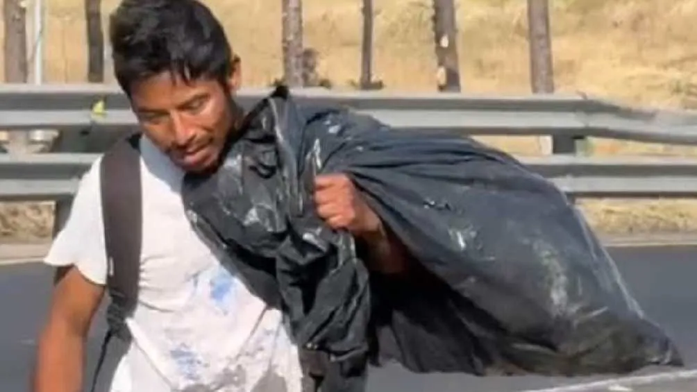 Hermenegildo es de Tlaxcala y sobrevive vendiendo pet que recolecta/X