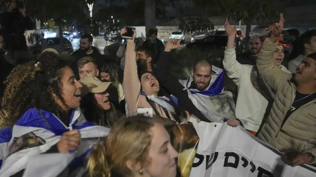 Israelíes festejaron la entrega de los primeros rehenes/AP