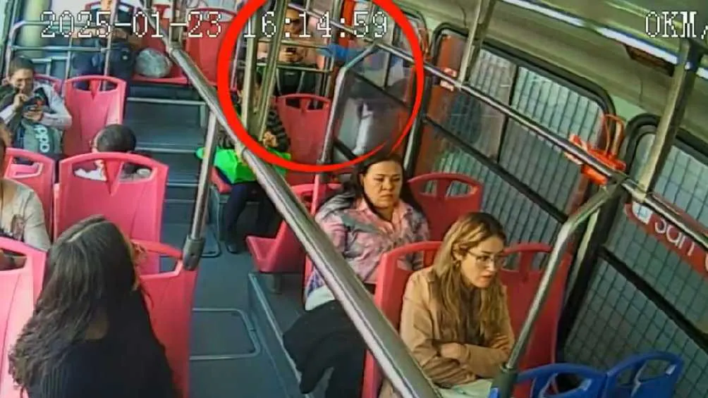 Los ladrones meten el brazo por la ventana para quitarle su celular a los pasajeros/X