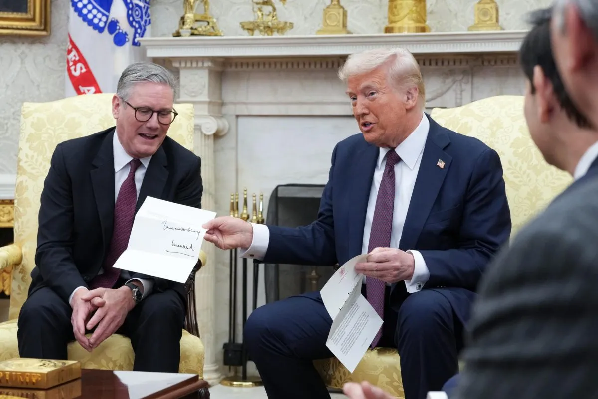 Donald Trump muestra la carta escrita por el Rey Carlos III a los medios / Foto Especial