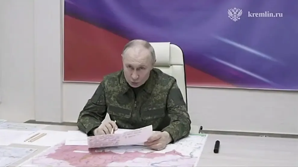 Vladimir Putin es visto con uniforme militar visitando Kursk / Kremilin.ru