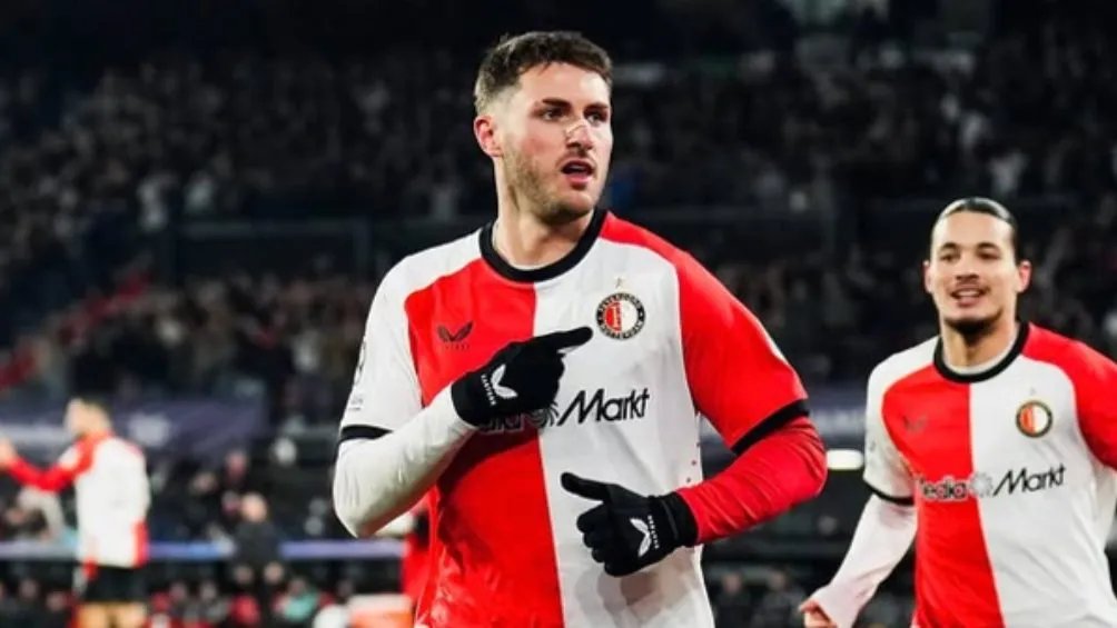 Giménez celebra un gol con Feyenoord