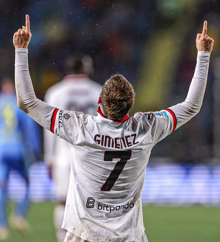 Giménez festeja su primer gol con Milan