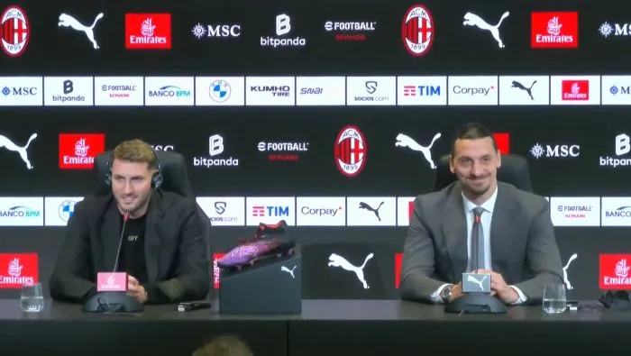 Giménez junto a Zlatan Ibrahimovic en conferencia de prensa