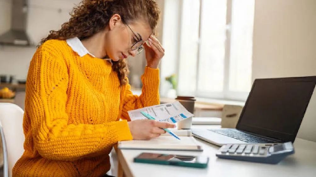 En un año, los adeudos fiscales de contribuyentes crecieron más de 396 mil millones de pesos/iStock