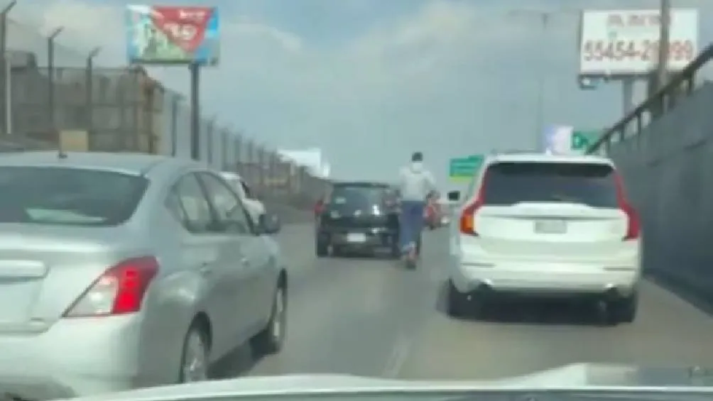 Mediante la red social X, un usuario compartió un video donde se puede observar a un hombre circulando en un scooter sobre carriles centrales del Circuito Interior en la Ciudad de México/Redes Sociales