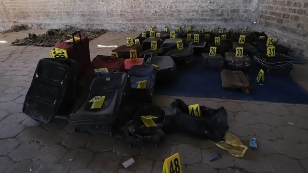 El hallazgo de restos y pertenencias de víctimas del narcotráfico ha generado terror en el país / BBC