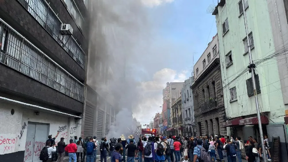 Este jueves 5 de junio, una protesta liderada por integrantes disidentes de la Coordinadora Nacional de Trabajadores de la Educación (CNTE) escaló en violencia cuando manifestantes prendieron fuego en el exterior de la sede del Sindicato Nacional de Trabajadores de la Educación (SNTE)/Redes Sociales