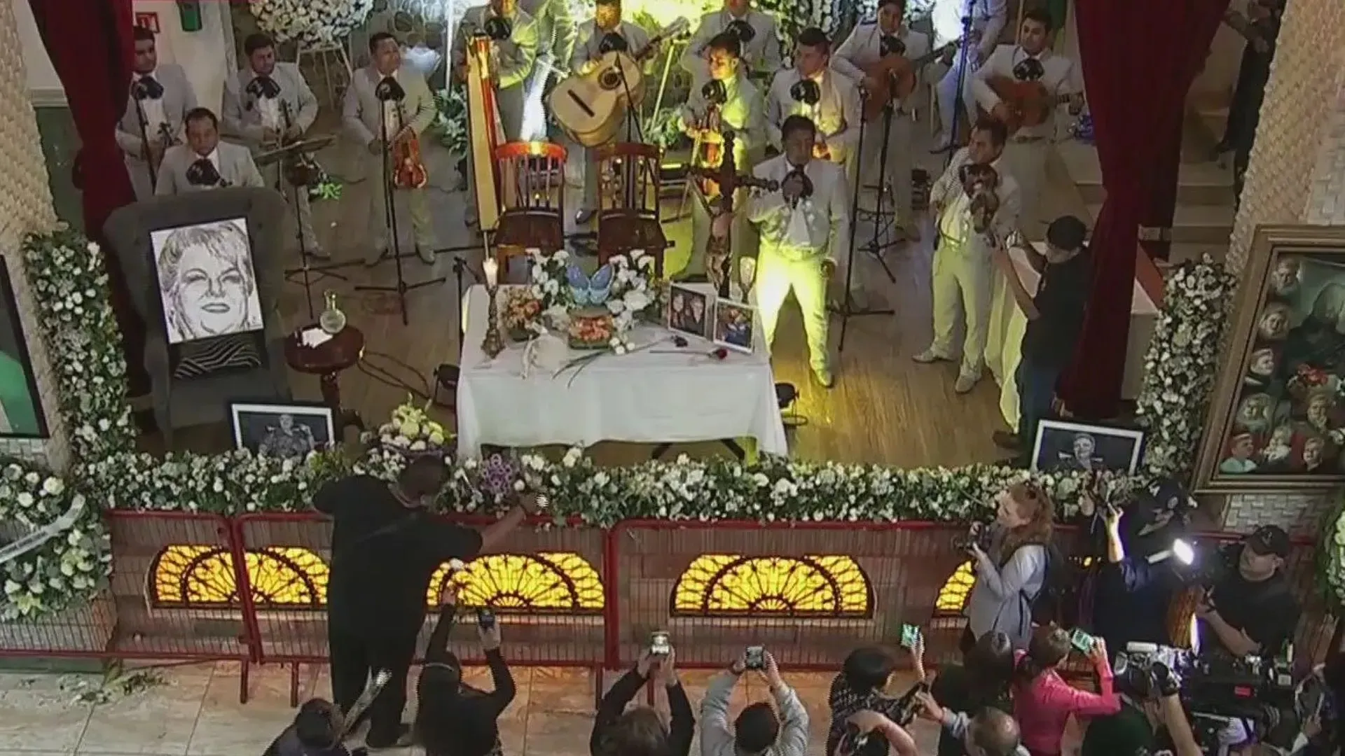 La misa se llevo a cabo el día de hoy con cientos de seguidores acompañando a la cantante / N+