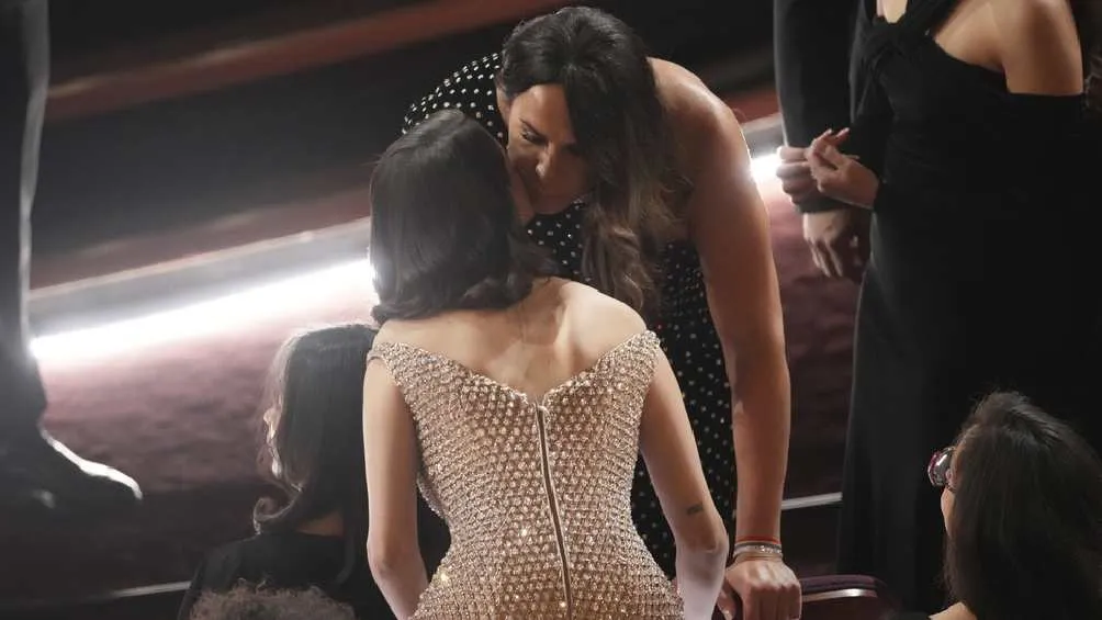 Se captó a Karla Sofía saludando a Selene Gomez, pese a la polémica entre ambas/AP