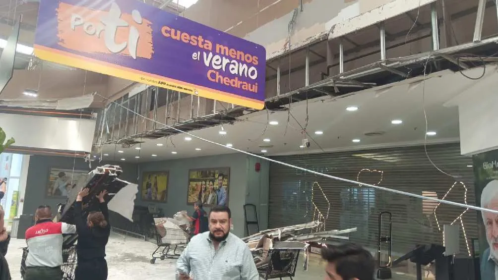 El plafón cayó sobre clientes y trabajadores del lugar/X