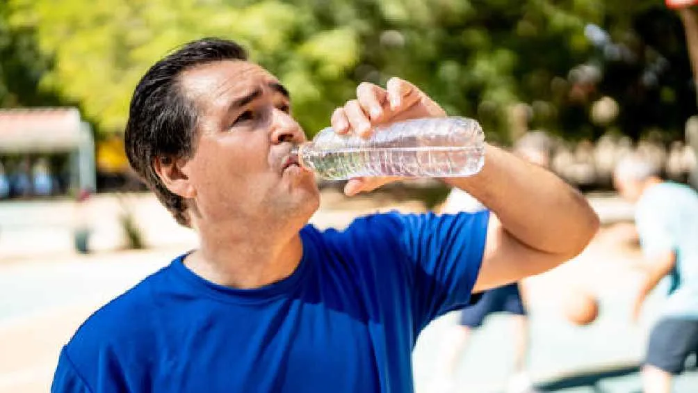 Mantenerse hidratado es indispensable en tiempos de calor/Pixabay