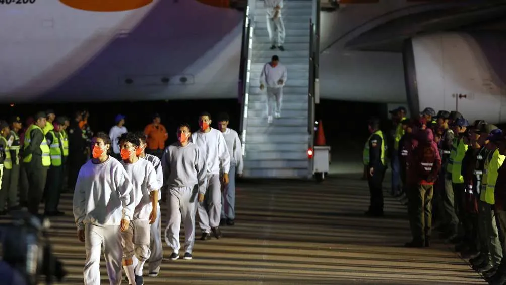 Van miles y miles de latinos deportados desde la llegada de Trump/AP