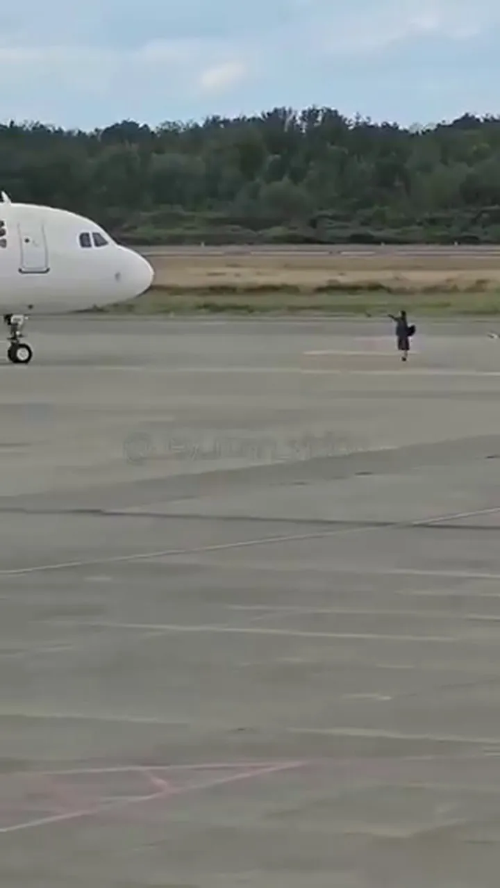 El hombre fue captado corriendo en la pista para detener el avión / Redes Sociales