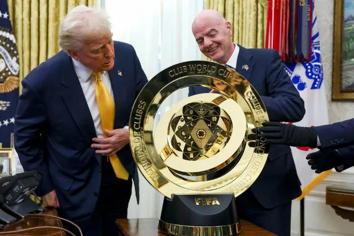 Trump e Infantino con el trofeo del Mundial de Clubes