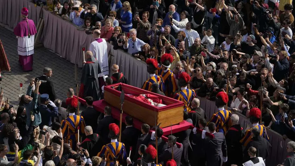 Desde el miércoles los fieles se está despidiendo del sumo pontífice/AP