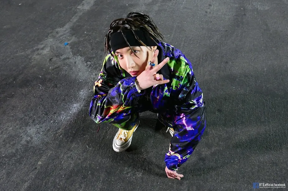 J-Hope de BTS en su video musical Chicken Noodle Soup