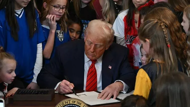 Trump firmando orden ejecutiva / AP