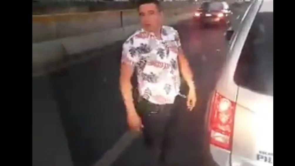 Al final el agresor se retiró del lugar, permitiendo que la trayectoria de la ambulancia continuará/Redes Sociales