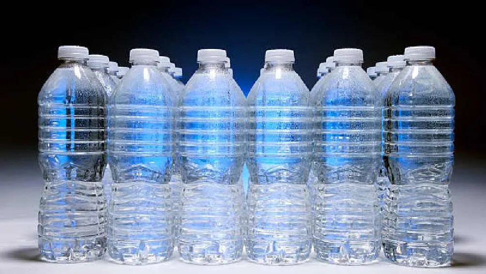 Se recomienda comprar agua y otras bebidas en lugares establecidos/Pixabay