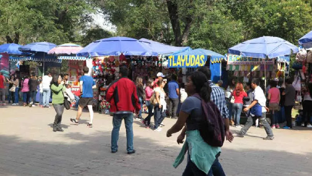 La venta de agua embotellas y refrescos es común en los puestos ambulantes/Pixabay