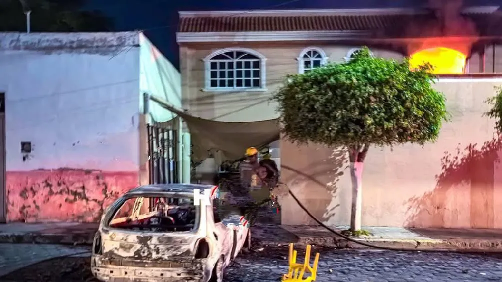 Parte de la casa y propiedades de los agresores fueron incendiados/X