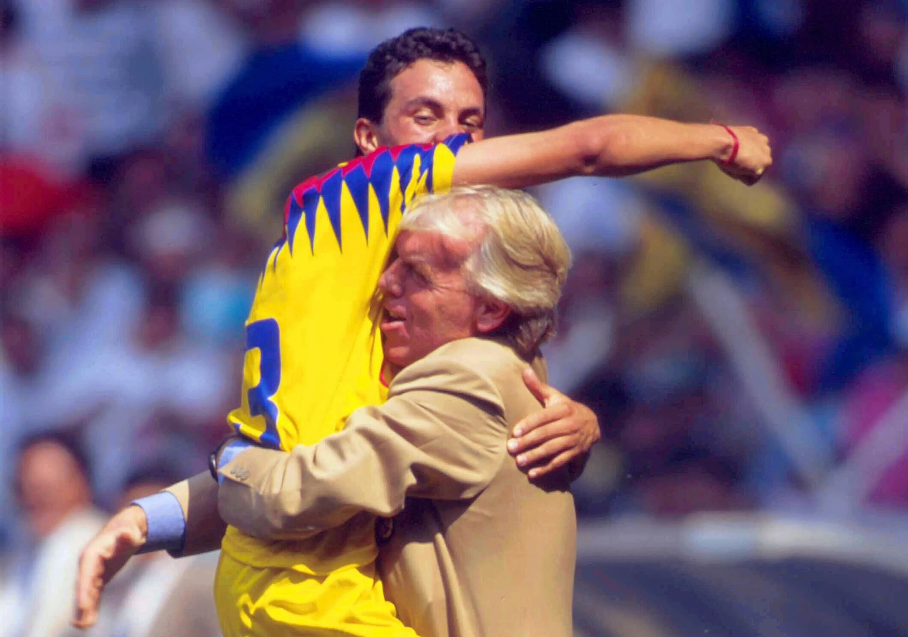 Cuauhtémoc Blanco festeja con Leo Beenhakker