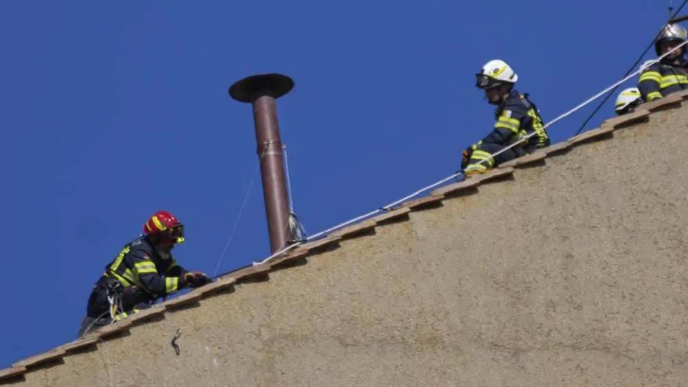 Cuando haya nuevo papa, de esa chimenea saldrá humo blanco/AP