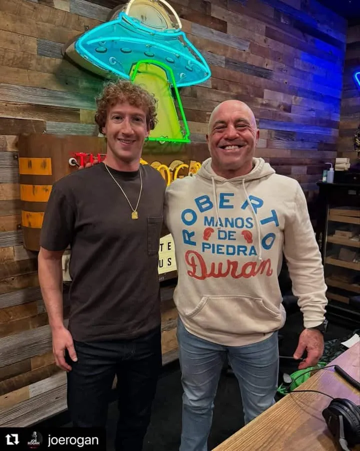 Zuckerberg posando en el podcast de Joe