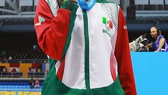 Paola presume la medalla que ganó en los Panamericanos de 2015