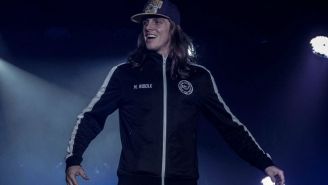 Matt Riddle hace su entrada al ring