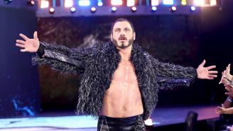 Austin Aries hace su entrada al ring