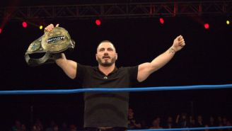 Austin Aries festeja con el cetro de IMPACT wrestling en el ring 