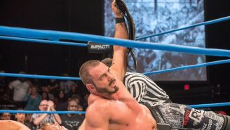 Austin Aries festeja el triunfo