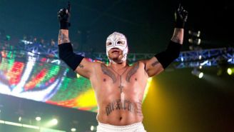 Rey Mysterio alza los brazos en la tercer cuerda en presentación con WWE