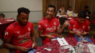 Seleccionados de Perú muestran su felicidad al recibir estampas del Mundial 