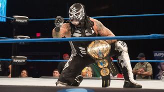 Pentagón Jr. posa con el título Mundial de Impact Wrestling
