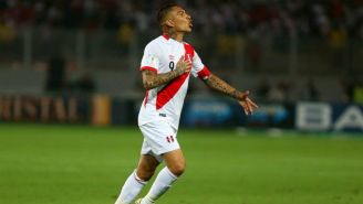 Paolo Guerrero festeja un gol con la selección de Perú