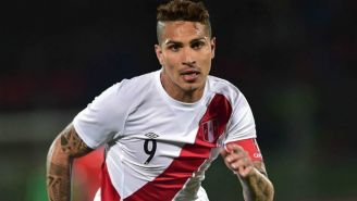 Paolo Guerrero en acción con la selección de Perú